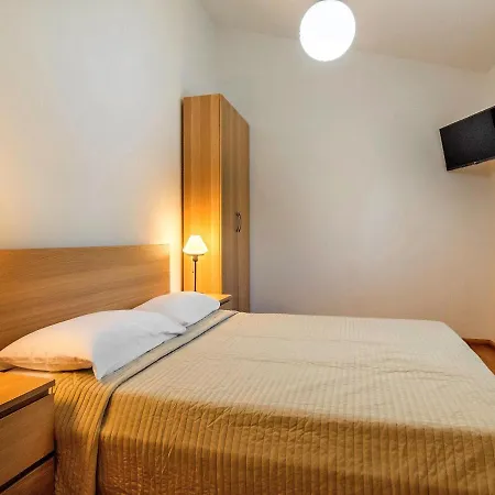 度假居 Jadran - Lbn310 By Interhome